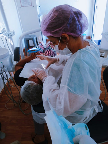 Dentista atende paciente em trailer do Projeto Sorrir